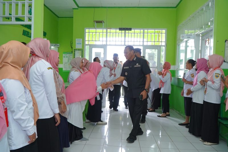 Wali Kota Tidore Kepulauan Muhammad Sinen didampingi Wakil Wali Kota Ahmad Laiman turun langsung mendengarkan keluhan dan kebutuhan para tenaga kesehatan di 4 Puskesmas yang berada di daratan Oba. (Istimewa)