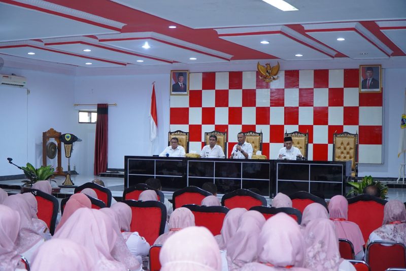 Wali Kota Muhammad Sinen dan Wakil Wali Kota Tidore Kepulauan, Ahmad Laiman menyerap aspirasi tenaga kesehatan. (Istimewa)