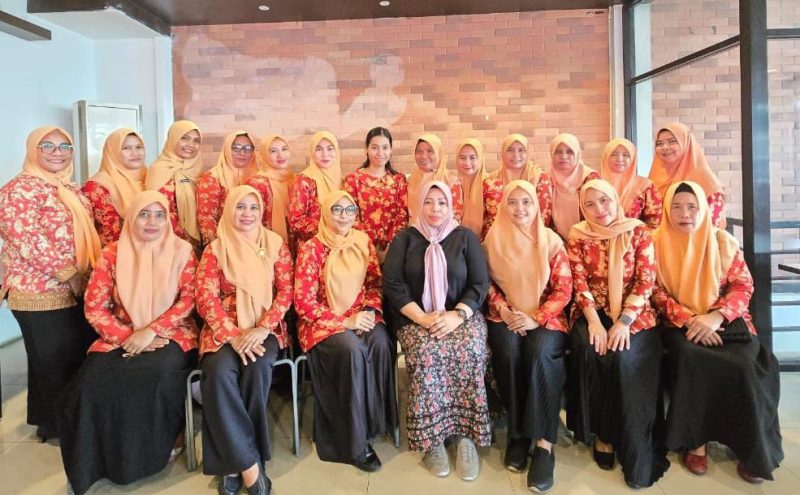 Kepala Dinas Kesehatan Kota Ternate, Fathiyah Suma Bersama Pengurus DWP UP Dinkes. (Dinkes for Rakyatmu)