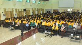 Sekda Kota Ternate Rizal Marsaoly saat Memaparkan Materi kepada Mahasiswa Unkhair.   
