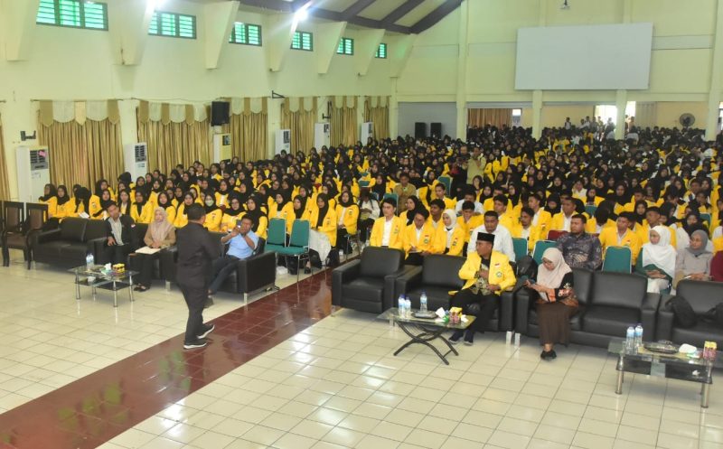 Sekda Kota Ternate Rizal Marsaoly saat Memaparkan Materi kepada Mahasiswa Unkhair.   