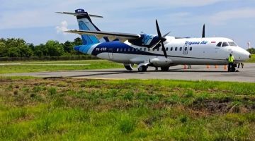 Trigana Air di Bandara Emalamo. (Istimewa)