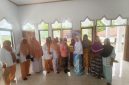 Ketua DWP Dispora Kepulauan Sula Marhani Umasangadji bersama Anggotanya Salurkan Buka Yasin Kepada Ibu-ibu Majelis Taklim Nur Awalin Desa Fat Iba. (Rakyatmu)