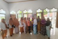 Ketua DWP Dispora Kepulauan Sula Marhani Umasangadji bersama Anggotanya Salurkan Buka Yasin Kepada Ibu-ibu Majelis Taklim Nur Awalin Desa Fat Iba. (Rakyatmu)