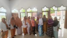 Ketua DWP Dispora Kepulauan Sula Marhani Umasangadji bersama Anggotanya Salurkan Buka Yasin Kepada Ibu-ibu Majelis Taklim Nur Awalin Desa Fat Iba. (Rakyatmu)