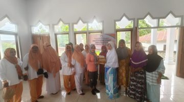 Ketua DWP Dispora Kepulauan Sula Marhani Umasangadji bersama Anggotanya Salurkan Buka Yasin Kepada Ibu-ibu Majelis Taklim Nur Awalin Desa Fat Iba. (Rakyatmu)