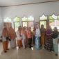 Ketua DWP Dispora Kepulauan Sula Marhani Umasangadji bersama Anggotanya Salurkan Buka Yasin Kepada Ibu-ibu Majelis Taklim Nur Awalin Desa Fat Iba. (Rakyatmu)
