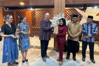Bupati Kepulauan Sula Fifian Adeningsi Mus saat Menerima Cendera Mata dari Duta Besar Spanyol. (Rakyatmu)