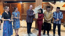 Bupati Kepulauan Sula Fifian Adeningsi Mus saat Menerima Cendera Mata dari Duta Besar Spanyol. (Rakyatmu)