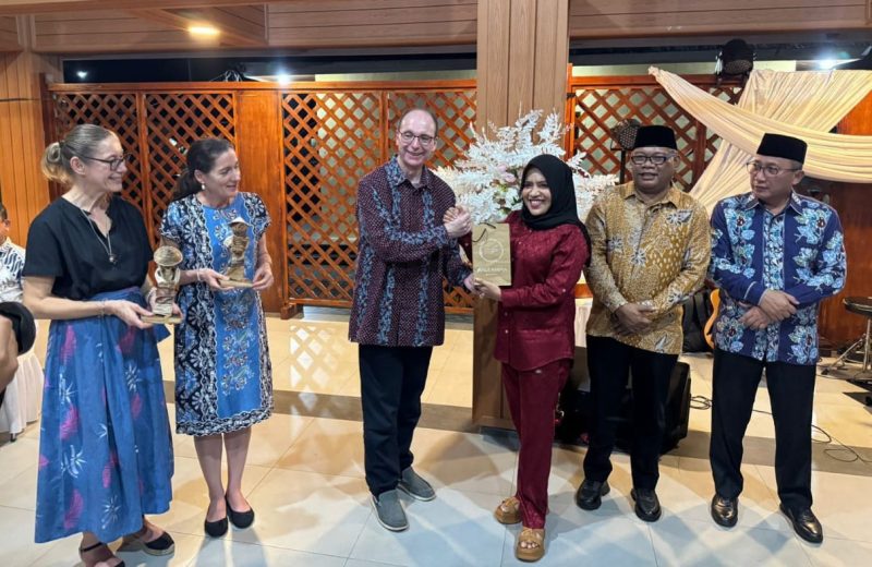 Bupati Kepulauan Sula Fifian Adeningsi Mus saat Menerima Cendera Mata dari Duta Besar Spanyol. (Rakyatmu)