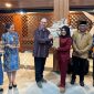 Bupati Kepulauan Sula Fifian Adeningsi Mus saat Menerima Cendera Mata dari Duta Besar Spanyol. (Rakyatmu)