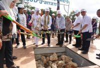 Menkes RI Budi Gunadi Didampingi Wakil Gubernur Maluku Utara, Bupati Kepulauan Sula Letakkan Batu Pertama RSUD Sanana Tipe C. (Rakyatmu)