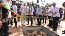 Menkes RI Budi Gunadi Didampingi Wakil Gubernur Maluku Utara, Bupati Kepulauan Sula Letakkan Batu Pertama RSUD Sanana Tipe C. (Rakyatmu)