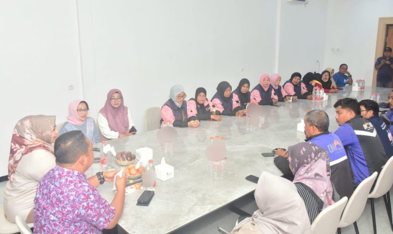 Sekretaris Daerah Kota Ternate, Rizal Marsoly didampingi Kepala Dinas Kesehatan Fathiyah Suma Rapat Bersama Ci Ojek dan Om Ojek yang Masuk dalam Program O'Mama