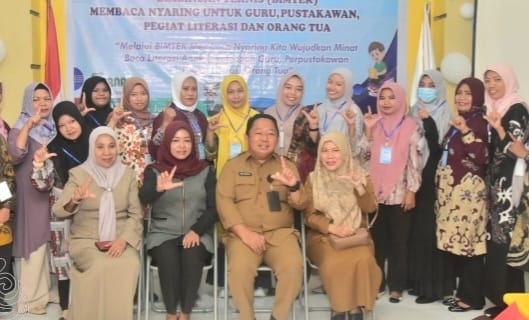 Sekda Kota Ternate Dr. Rizal Marsaoly Bersam Kepala Dinas dan Pegawai Dispersip