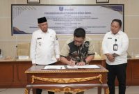 Wali Kota Ternate Nasri Abubakar Didampingi Sekda Dr. Rizal Marsaoly Bersama Area Head Maluku-Sulawesi Bank Mandiri Persero Tbk, A.Azizi Rahim melakukan Pendatanganan Kerjasama dengan Pemkot Ternate 