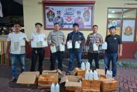 Polsek Ternate Selatan mengamankan minuman keras jenis baijiu asal Tiongkok di Pelabuhan Fery Bastiong. (rakyatmu)