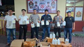 Polsek Ternate Selatan mengamankan minuman keras jenis baijiu asal Tiongkok di Pelabuhan Fery Bastiong. (rakyatmu)