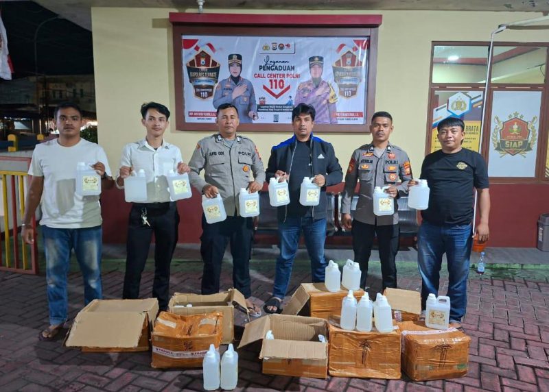 Polsek Ternate Selatan mengamankan minuman keras jenis baijiu asal Tiongkok di Pelabuhan Fery Bastiong. (rakyatmu)