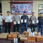 Polsek Ternate Selatan mengamankan minuman keras jenis baijiu asal Tiongkok di Pelabuhan Fery Bastiong. (rakyatmu)