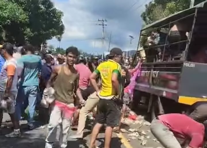 Massa dari kubu Markas membuang makanan yang dipesan kubu dari Presidium Rakyat Tidore. (Dok Istimewa)