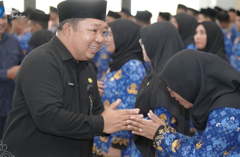 Sekda Kota Ternate, Dr. Rizal Marsaoly Bersama PPPK usai Upacara Pengambilan Sumpah/Janji ASN