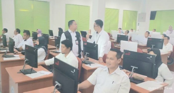 Sekda Kota Ternate, Dr. Rizal Marsaoly pantau pelaksanaan Ukom Pejabat Eselon III di kantor UPT BKN di Ternate