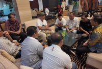 Pertemuan antara Presidium Rakyat Tidore bersama Ketua Komisi II DPR RI Rifqinizamy Karsayuda di ruang lobby Bela Hotel, Ternate. (Dok. Istimewa)