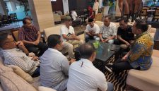 Pertemuan antara Presidium Rakyat Tidore bersama Ketua Komisi II DPR RI Rifqinizamy Karsayuda di ruang lobby Bela Hotel, Ternate. (Dok. Istimewa)