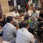 Pertemuan antara Presidium Rakyat Tidore bersama Ketua Komisi II DPR RI Rifqinizamy Karsayuda di ruang lobby Bela Hotel, Ternate. (Dok. Istimewa)