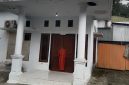 Aksi Warga Menggantungkan Daster di Salah Satu Rumah Dinas DPRD Kabupaten Kepulauan Sula. (Rakyatmu) 