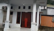 Aksi Warga Menggantungkan Daster di Salah Satu Rumah Dinas DPRD Kabupaten Kepulauan Sula. (Rakyatmu) 