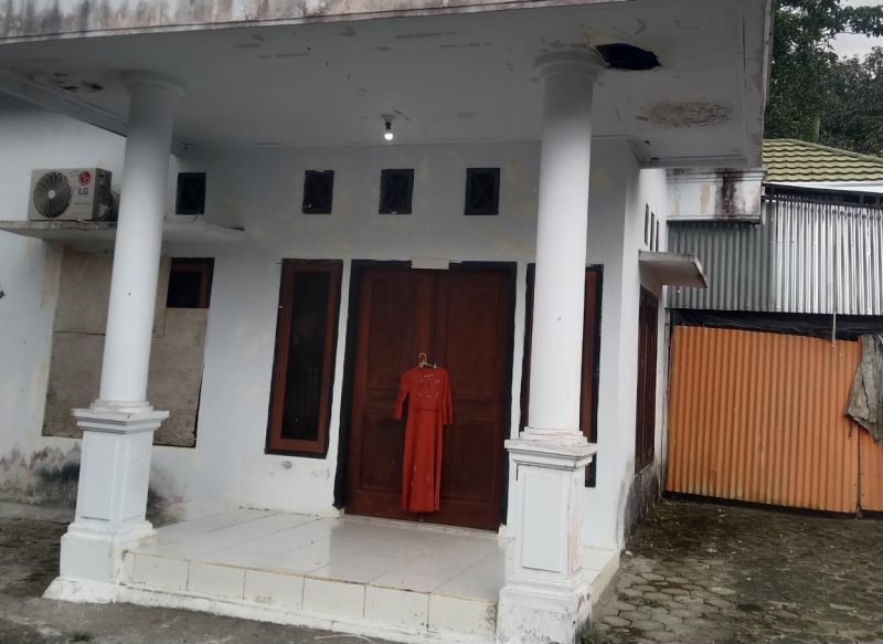 Aksi Warga Menggantungkan Daster di Salah Satu Rumah Dinas DPRD Kabupaten Kepulauan Sula. (Rakyatmu) 