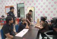 Satresnarkoba saat menyerahkan tahap dua kasus narkotika jenis ganja ke Kejari Ternate. (Rakyatmu)