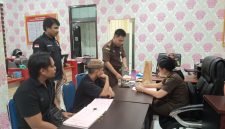 Satresnarkoba saat menyerahkan tahap dua kasus narkotika jenis ganja ke Kejari Ternate. (Rakyatmu)