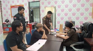 Satresnarkoba saat menyerahkan tahap dua kasus narkotika jenis ganja ke Kejari Ternate. (Rakyatmu)