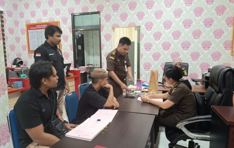 Satresnarkoba saat menyerahkan tahap dua kasus narkotika jenis ganja ke Kejari Ternate. (Rakyatmu)