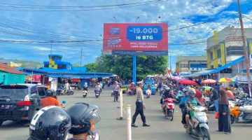Satlantas Polres Kota Ternate saat Melakukan Penertiban Parkir Liar di Pasar Buah dan Barito. (Rakyatmu)