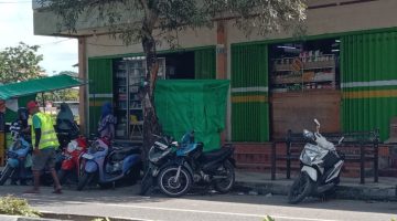Kendaraan Roda Dua yang Parkir di Depan Toko Sederhana, Desa Fagudu, Kepulauan Sula. (Rakyatmu)