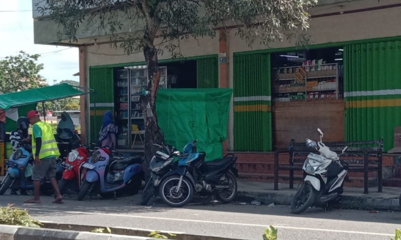 Kendaraan Roda Dua yang Parkir di Depan Toko Sederhana, Desa Fagudu, Kepulauan Sula. (Rakyatmu)