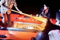 Tim SAR Sanana saat Evakuasi Jasad Korban di Talaga Desa Kabau. (Rakyatmu)