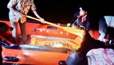 Tim SAR Sanana saat Evakuasi Jasad Korban di Talaga Desa Kabau. (Rakyatmu)