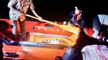 Tim SAR Sanana saat Evakuasi Jasad Korban di Talaga Desa Kabau. (Rakyatmu)