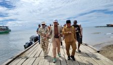 Bupati Buru Dijemput Pejabat Pemkab Kepulauan Sula di Pelabuhan Speed Boat, Desa Fagudu. (Rakyatmu)