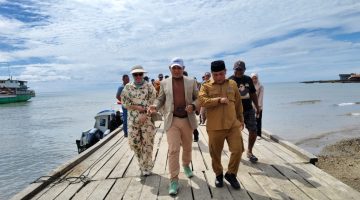 Bupati Buru Dijemput Pejabat Pemkab Kepulauan Sula di Pelabuhan Speed Boat, Desa Fagudu. (Rakyatmu)