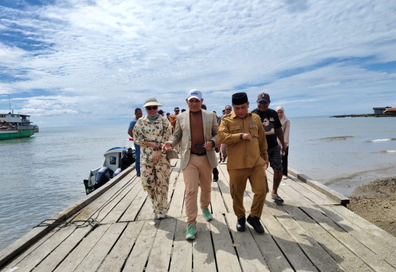 Bupati Buru Dijemput Pejabat Pemkab Kepulauan Sula di Pelabuhan Speed Boat, Desa Fagudu. (Rakyatmu)