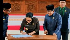 Penandatanganan Persetujuan Bersama Ranperda Pertanggungjawaban APBD 2024. (Istimewa/Rakyatmu)