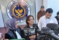 Penasehat hukum 11 terdakwa penolak tambang, Maharani Caroline, protes dengan agenda sidang terbuka yang dialihkan secara virtual di Rumah Tahanan Kelas II B Soasio, Kota Tidore Kepulauan. (Dok Rakyatmu.com)