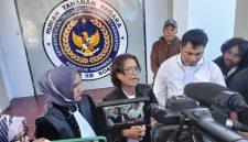 Penasehat hukum 11 terdakwa penolak tambang, Maharani Caroline, protes dengan agenda sidang terbuka yang dialihkan secara virtual di Rumah Tahanan Kelas II B Soasio, Kota Tidore Kepulauan. (Dok Rakyatmu.com)