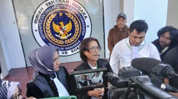 Penasehat hukum 11 terdakwa penolak tambang, Maharani Caroline, protes dengan agenda sidang terbuka yang dialihkan secara virtual di Rumah Tahanan Kelas II B Soasio, Kota Tidore Kepulauan. (Dok Rakyatmu.com)